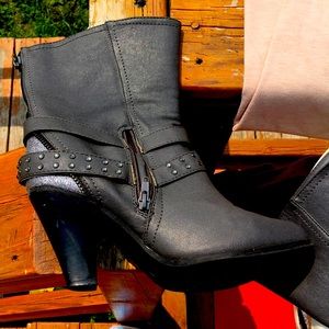 Selling heel boots for 50